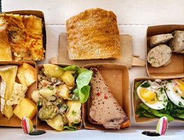 Photo du bento box préparé pour la soirée Notre-Dame de Paris du 12 août 2020. Les paniers du Rallye 2021 seront préparés avec le même amour par la même équipe. 